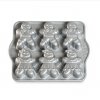 Nordic Ware minibábovkový plát s 6 formičkami Gingerbread Kids, stříbrná 4,5 cup, 86948