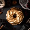Nordic Ware forma na bábovku Swirl, 10 cup zlatá, 94077