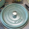 Staub Cocotte hrniec okrúhly 22 cm/2,6 l šalviovo zelený, 11022115