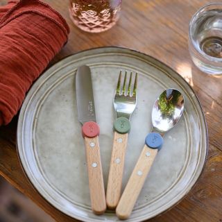 • Nová sada dětského příboru Opinel Le Petit Gourmet pomáhá rozvíjet jemnou motoriku dětí a podporuje jejich samostatnost....