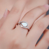 3282 2 stribrny prsten slza bily opal velikost prstenu 66