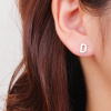 13974a Stříbrné náušnice pecky puzeta písmeno D bez kamene šperky BEALIO