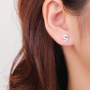 13986a Stříbrné náušnice pecky puzeta písmeno S bez kamene šperky BEALIO