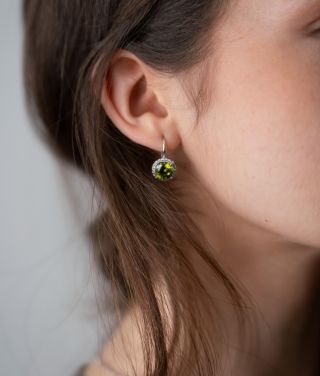 Náušnice? Přívěsek? Prsten? Rovnou celou soupravu! 🤭💚 Na našich webových stránkách najdete tyto krásné šperky hned v...