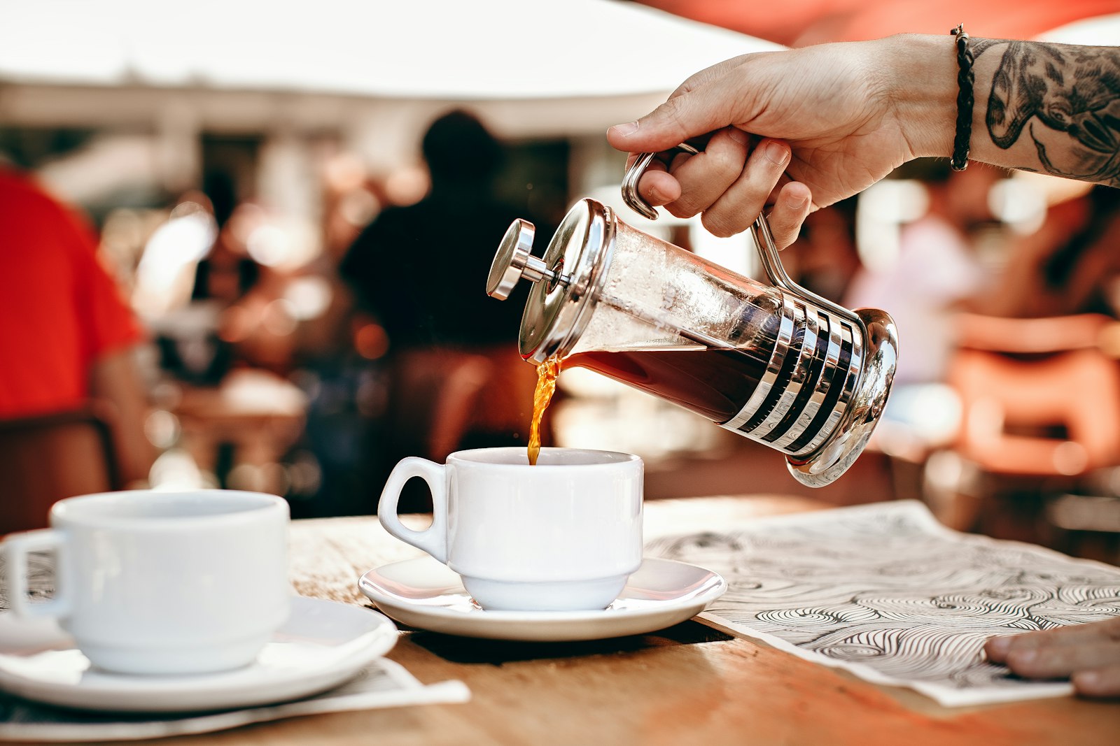 Nalévání kávy z french pressu do šálku