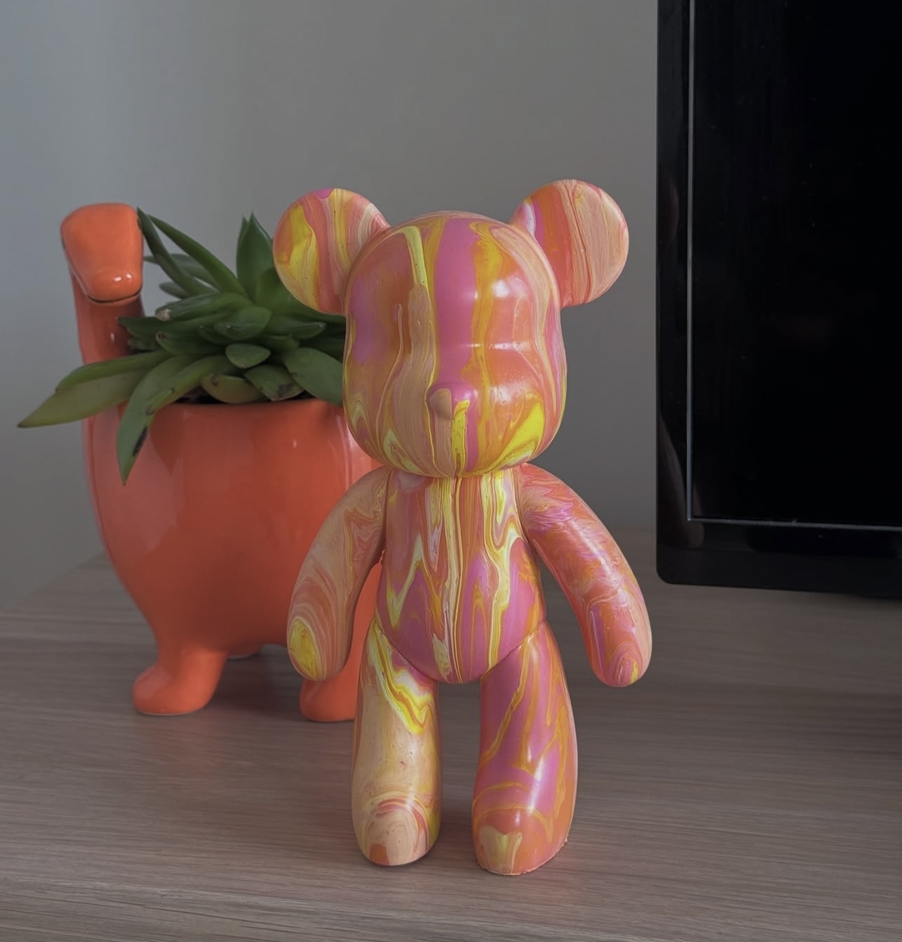 BEARBOX Bear oranzova figurka v interieri - originalny dizajnovy original
