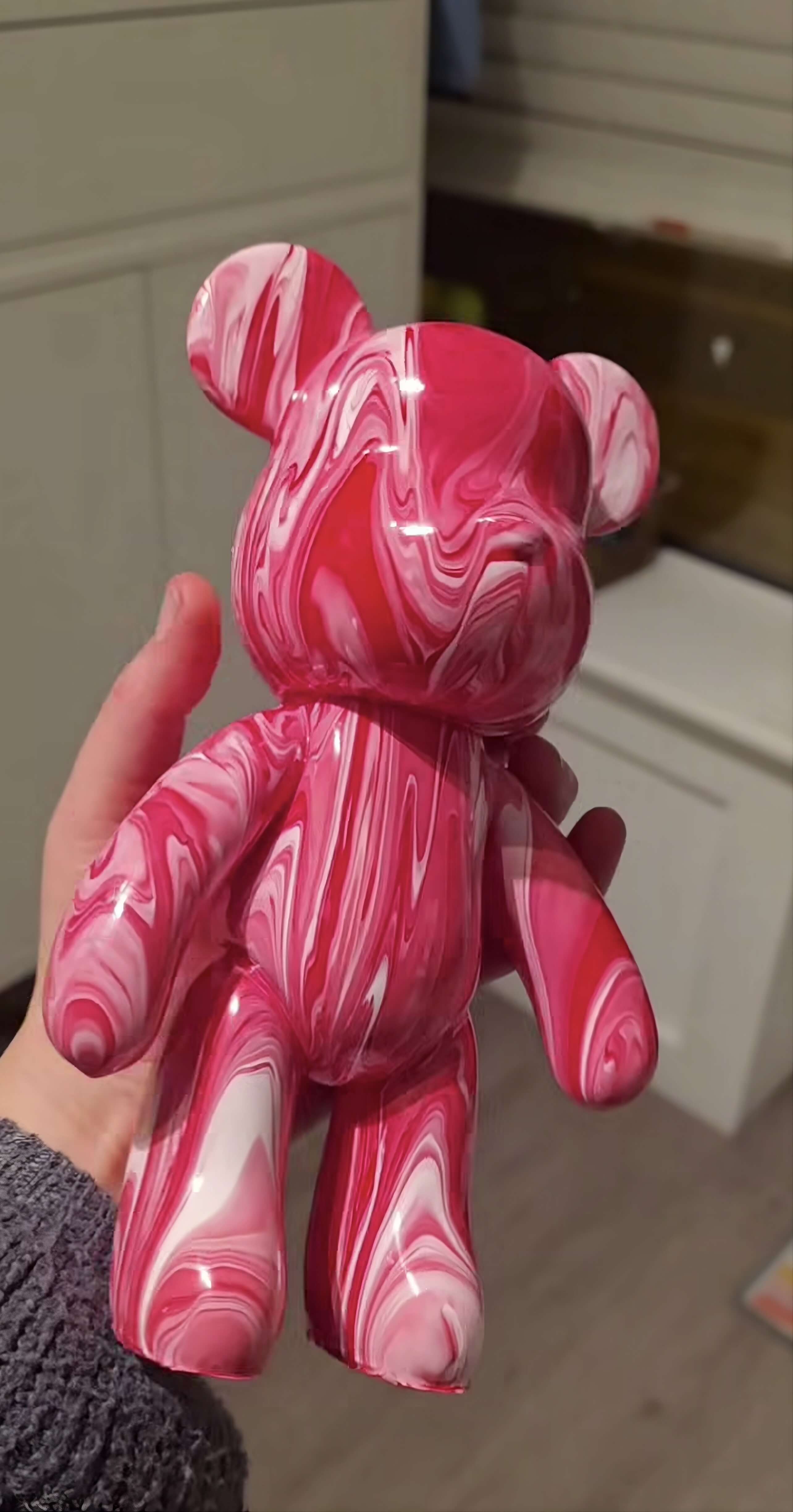 BEARBOX ruzova figurka v interieri - darcek pre nu