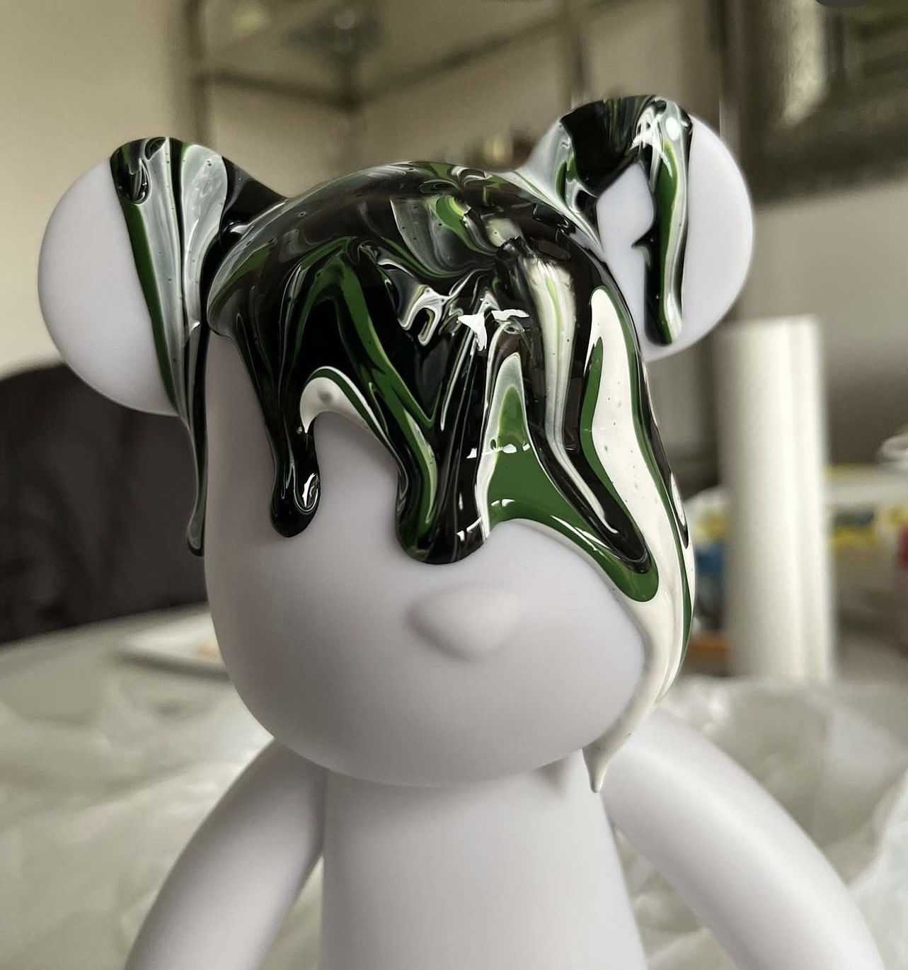 BEARBOX Bear figurka zelena - proces nalievania farieb doma