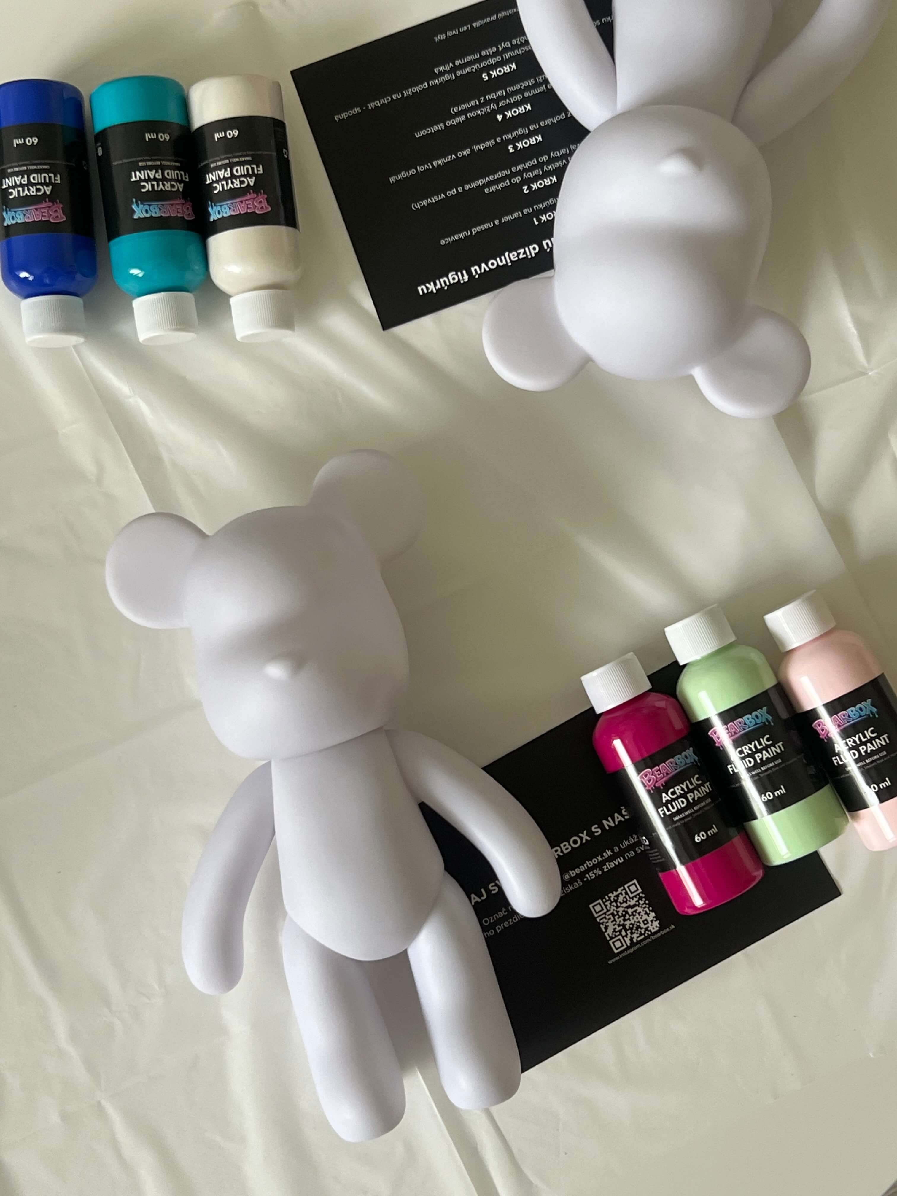 BEARBOX obsah balenia - biela figurka farby a manual v krabici
