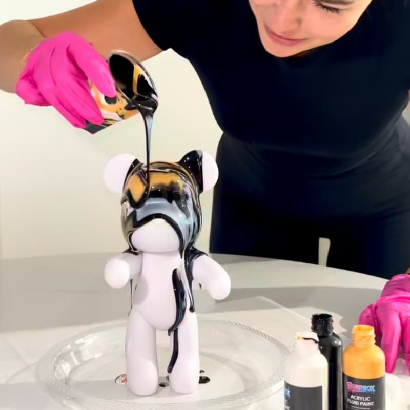BEARBOX zena drzi fluid bear zlata - darcek pre nu