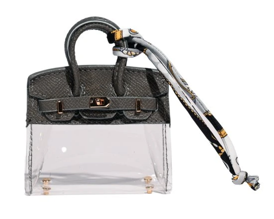 Mini kabelka: 7 chytrých způsobů, jak ji nosit v roce 2025