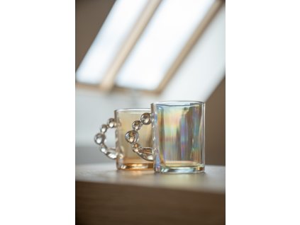 Skleneny hrnek s bublinkovym uchem číry