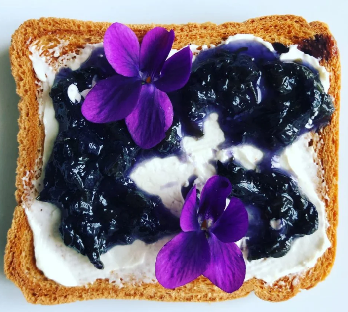 Toast s fialkovou marmeládou a jedlými květy jako snídaně