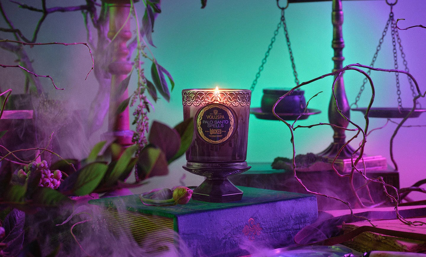 Sviečka Voluspa Palo Santo Spells – mystická vôňa s tónmi dreva, kadidla a korenia v limitovanej edícii Wicked.