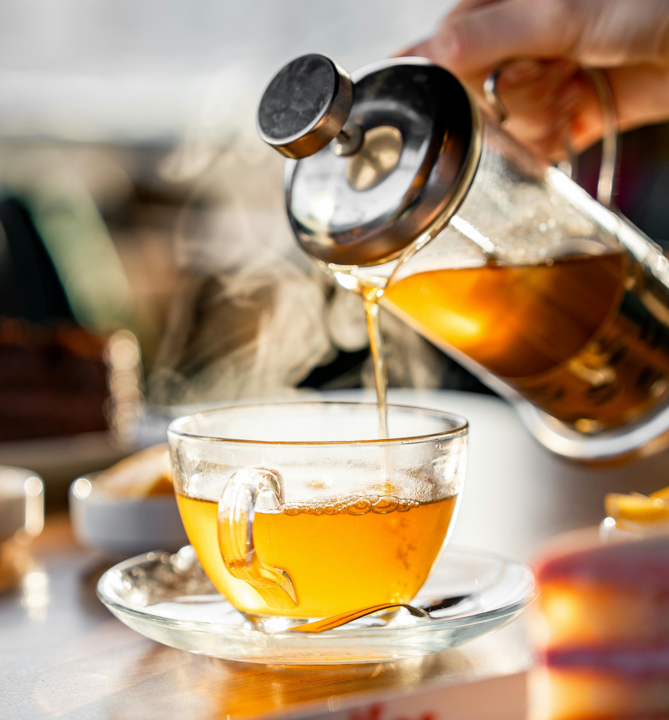 Příprava čaje v konvičce – nalévání sypaného čaje jako čistší alternativa bez čajových sáčků