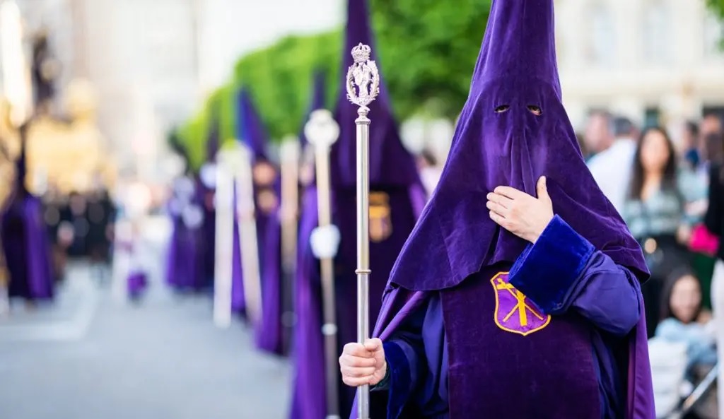 Velikonoční procesí Semana Santa ve Španělsku s tradičními kajícníky v ulicích města