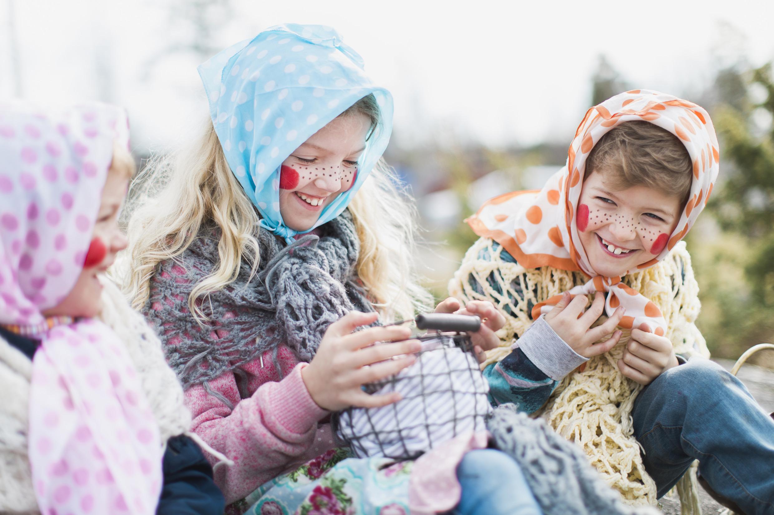 Švédské děti převlečené za velikonoční čarodějnice påskkärringar při koledování a sbírání sladkostí