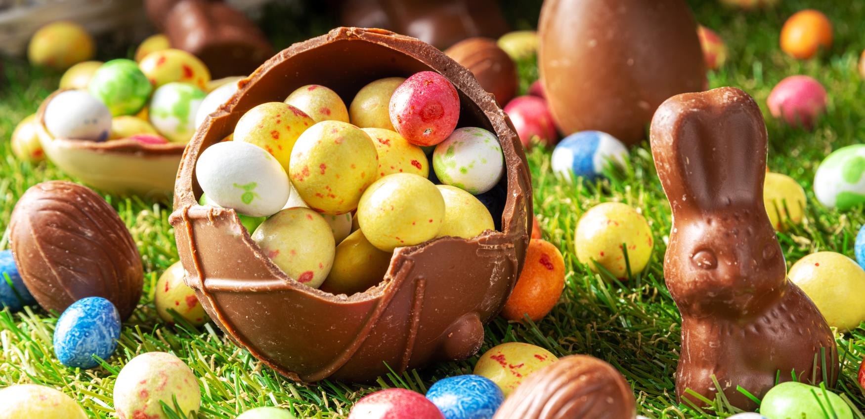 Velikonoční čokoládová vajíčka a zajíček jako součást tradice Easter egg hunt ve Velké Británii