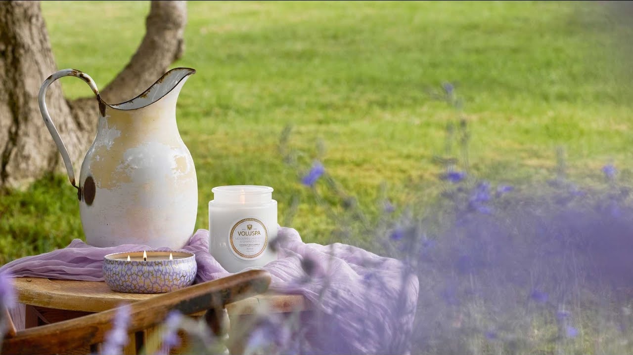 Voluspa Mountain Lavender & Chamomile – vonná svíčka v jarní přírodě s levandulí a uklidňující atmosférou