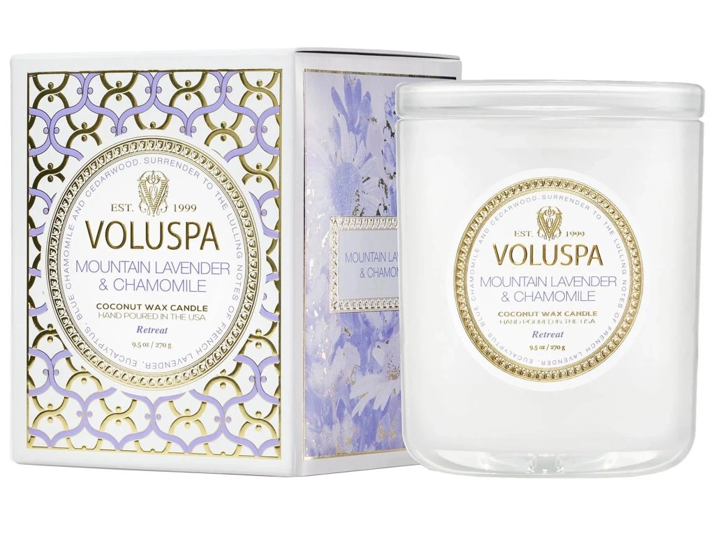 Voluspa Mountain Lavender & Chamomile – relaxační vonná svíčka ve skle s výdrží 60 hodin a jemnou levandulovou vůní