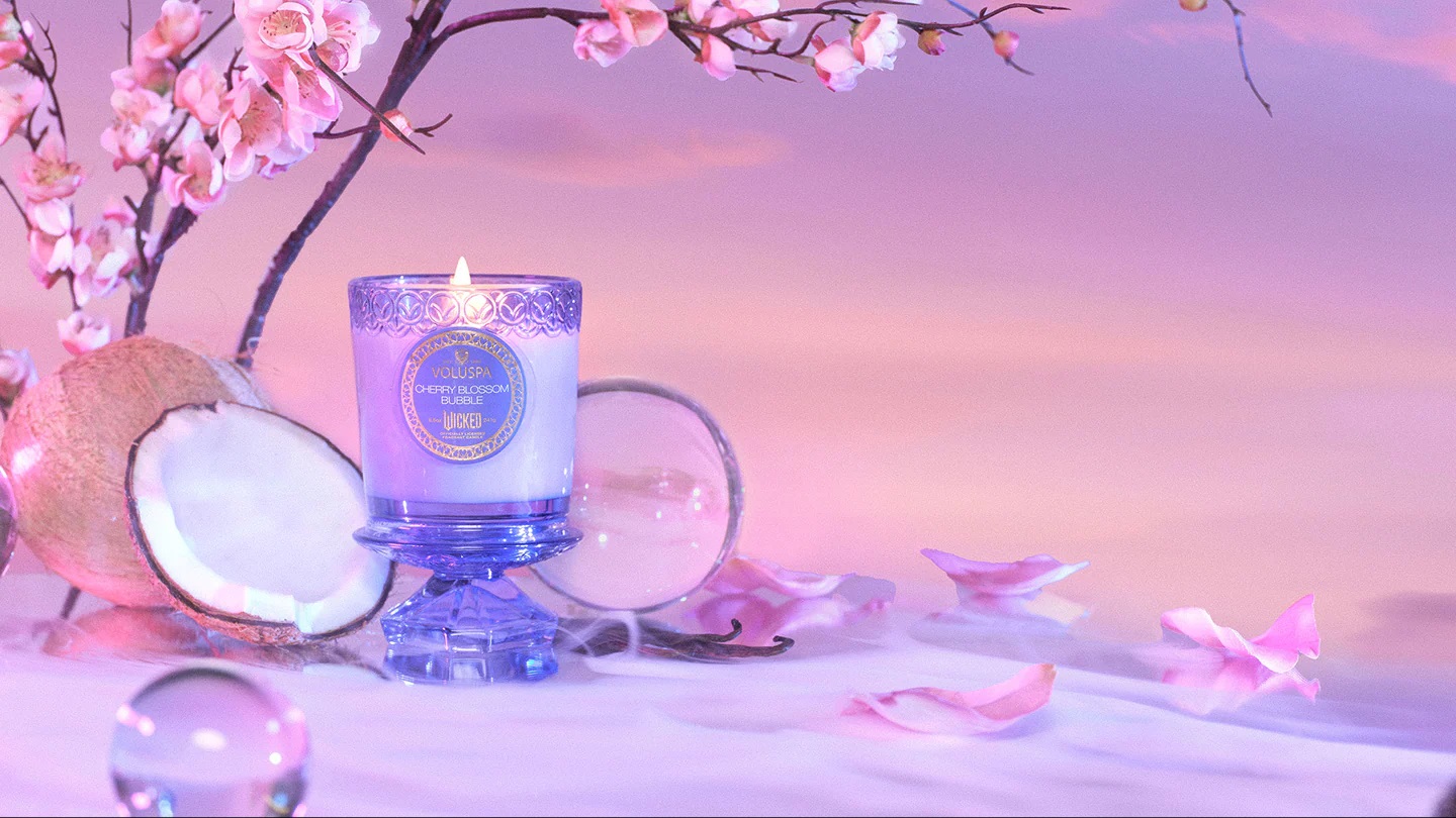 Sviečka Voluspa Cherry Blossom Bubble – jemná vôňa třešňových kvetov, kokosovej vody a vanilky v ružovo-fialových tónoch.