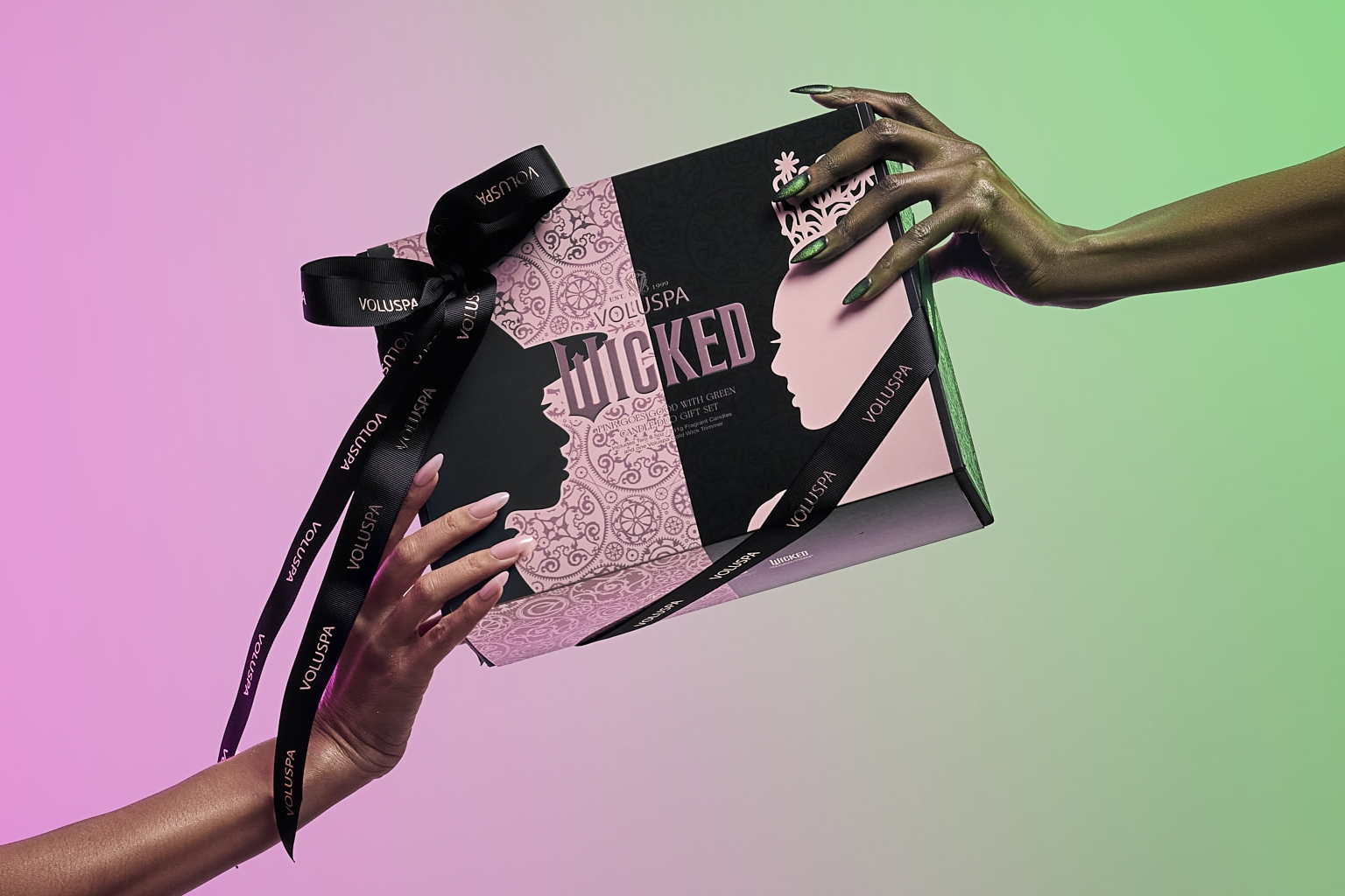 Darčekové balenie Voluspa Wicked – luxusná limitovaná edícia spájajúca dizajn, vôňu a eleganciu.