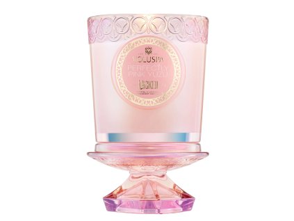 Hořící svíčka Voluspa Perfectly Pink Yuzu v růžové skleněné dóze, víčko sloužící jako podstavec