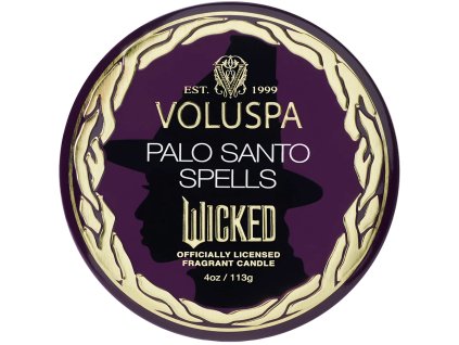 Detail víčka svíčky Voluspa Palo Santo Spells s embosovaným zlatým rámem a siluetou Elphaby.