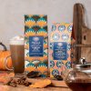 Whittard – Mletá káva Pumpkin Spice, 200g a sypaný černý čaj Spiced Pumpkin Chai, káva se šlehačkou v pozadí