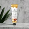 Amber & Saffron krém na ruce 30 ml – elegantní balení na mramorovém podkladu
