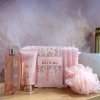 Grace Cole Peony Peach & Raspberry – dárková sada tělové péče s taštičkou v interiéru