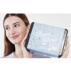 Modelka s dárkovou sadou Aqua Glow od Havlíkovy Apotéky