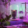 Hořící svíčka Voluspa Palo Santo Spells Wicked pod skleněným poklopem