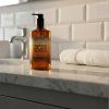 Scottish Fine Soaps Thistle & Black Pepper sprchový gel v moderní koupelně