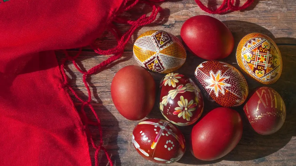 Červené veľkonočné vajíčka v Grécku ako symbol života, tradície a Veľkej noci