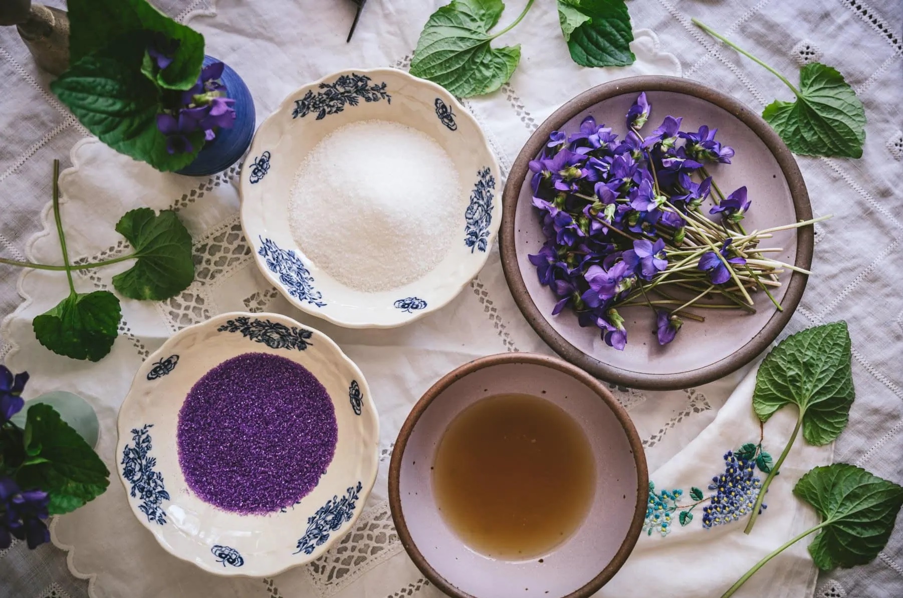 Ingrediencie na kandizované fialky – jedlé fialky, cukor a príprava domáceho kandizovania kvetov