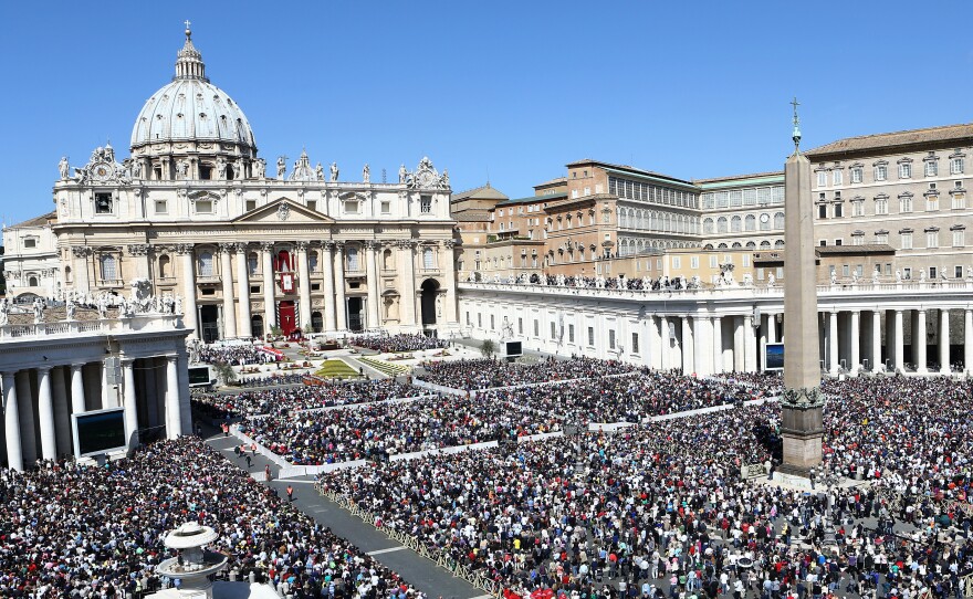 Veľkonočná omša na Námestí svätého Petra vo Vatikáne s davom veriacich