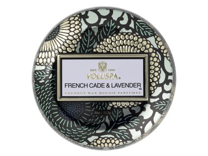 Viečko plechovej dózy Voluspa French Cade Lavender so zlatým zdobením.