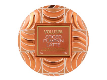 Voluspa Spiced Pumpkin Latte – luxusná vonná sviečka v plechovej dóze, zatvorená