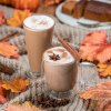 Whittard – uvarená mletá káva Pumpkin Spice, 200g, vo vysokom pohári na latte SoHo av hrnčeku z dvojitého skla