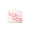 Dekorační svíčka s třešňovými květy (sakura) – válec 60×110 mm, jemný růžový motiv na bílé svíčce