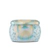 Zatvorená mini sviečka California Summers v modro-zlatej plechovej dóze – luxusné prevedenie vhodné ako cestovná sviečka alebo darčekový doplnok.
