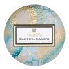 Detail viečka sviečky Voluspa California Summers Mini Tin Candle - štýlový dizajn inšpirovaný letnou atmosférou s kvetinovým embosovaním v pastelových odtieňoch.