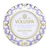 Viečko plechovej dózy Voluspa Mountain Lavender & Chamomile so zlatým a fialovým zdobením.