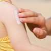 Aplikácia opaľovacej emulzie SPF 30 pre deti na detskú pokožku rúk