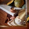 Jesenná atmosféra s plechovou sviečkou Voluspa Spiced Pumpkin Latte a tekvicami