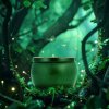 Zelená sviečka Voluspa Bewitching Banyan Forest, mini tin, naaranžovaná v kúzelnej lesnej scéne