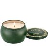 Horiaca mini sviečka Voluspa Bewitching Banyan Forest v zelenej plechovej dóze s viečkom