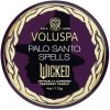 Detail viečka sviečky Voluspa Palo Santo Spells s embosovaným zlatým rámom a siluetou Elphaby.