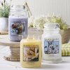 Sviečky Village Candle Lavender Vanilla, Lemon Blossom a Pure Linen na dekoratívnom stole